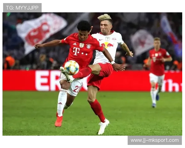 德甲拜仁边路频频突破，禁区威胁不断出现